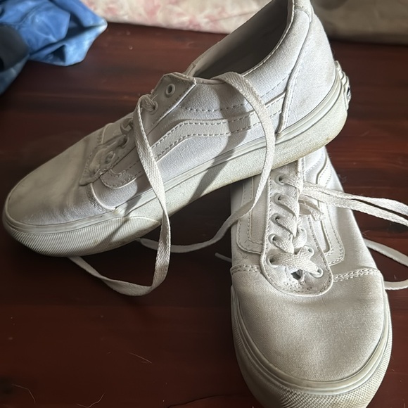 White vans - Picture 2 of 7